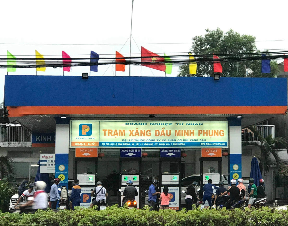 Do có không ít cây xăng trên trên Quốc lộ 13 đóng cửa hoặc chỉ mở bán nhỏ giọt nên người dân tập trung vào một cây xăng thuộc hệ thống Petrolimex.