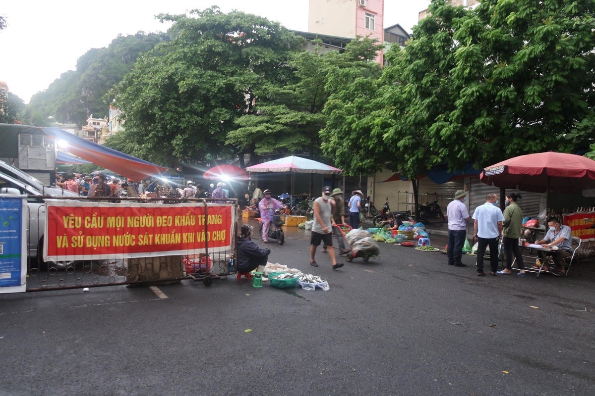 Các công tác phòng chống dịch luôn được ban quản lý chợ tổ chức đúng quy định. Kiểm soát chặt chẽ với tất cả các tiểu thương, người ra vào chợ.