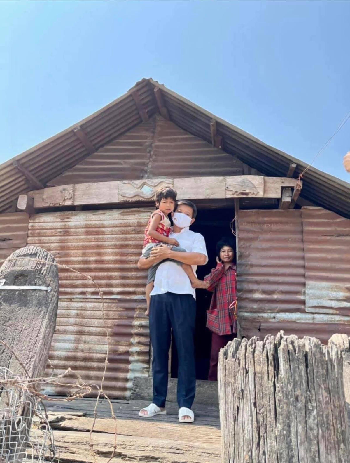 Ông Đoàn Ngọc Hải bên cạnh người nghèo.