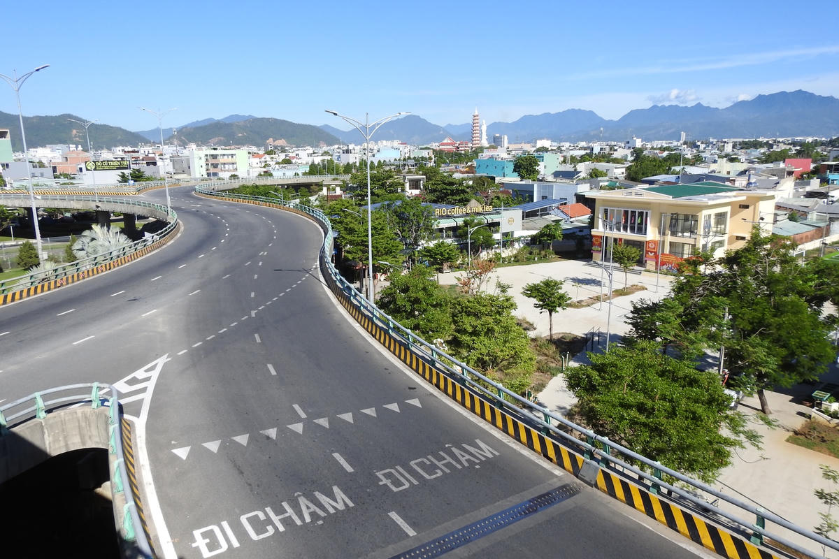 Đường phố không bóng người. Ảnh Bình Nguyên.