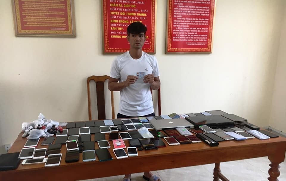 Đối tượng và tang vật tại cơ quan công an.