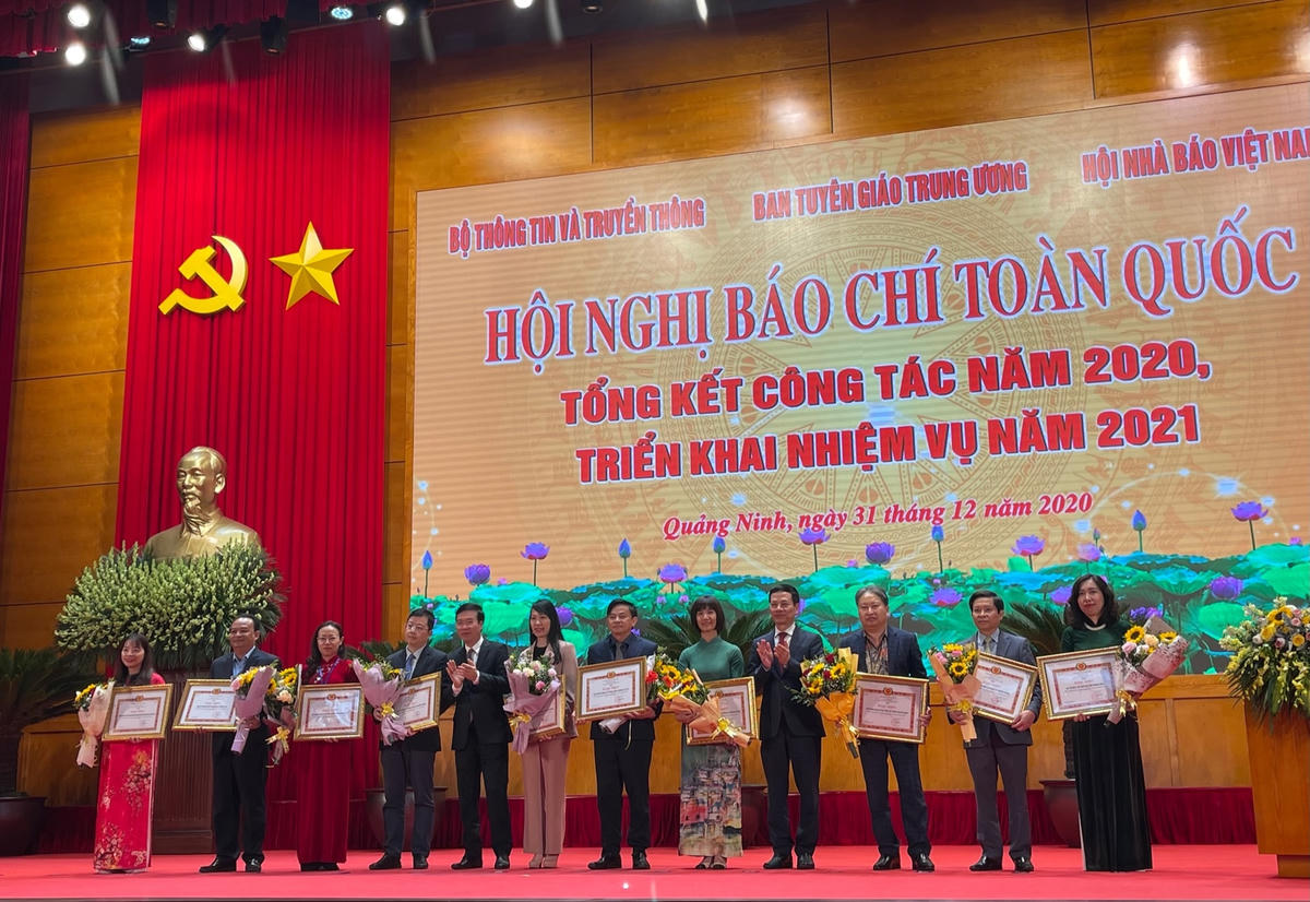 Ban Tuyên giáo Trung ương trao bằng khen cho các tập thể đạt thành tích xuất sắc trong công tác báo chí năm 2020.