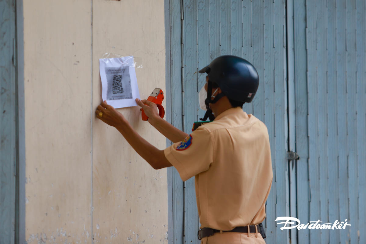 Nhiều mã QR được dán gần khu vực chốt kiểm soát, giúp người dân tránh tập trung đông.