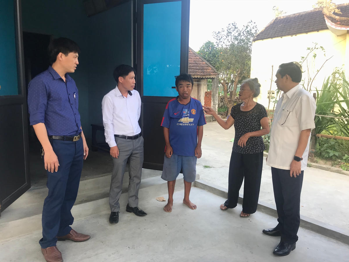 Ông Hoàng Anh Đức (thứ hai từ trái sang) giám sát gói hỗ trợ 62.000 tỷ  đồng tại thị xã Kỳ Anh.