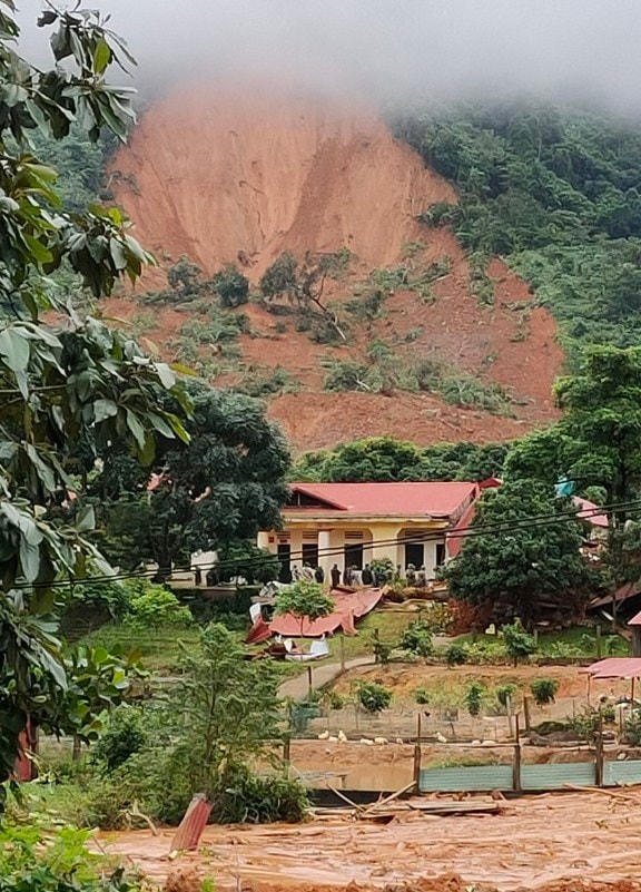 ...nhìn từ xa.