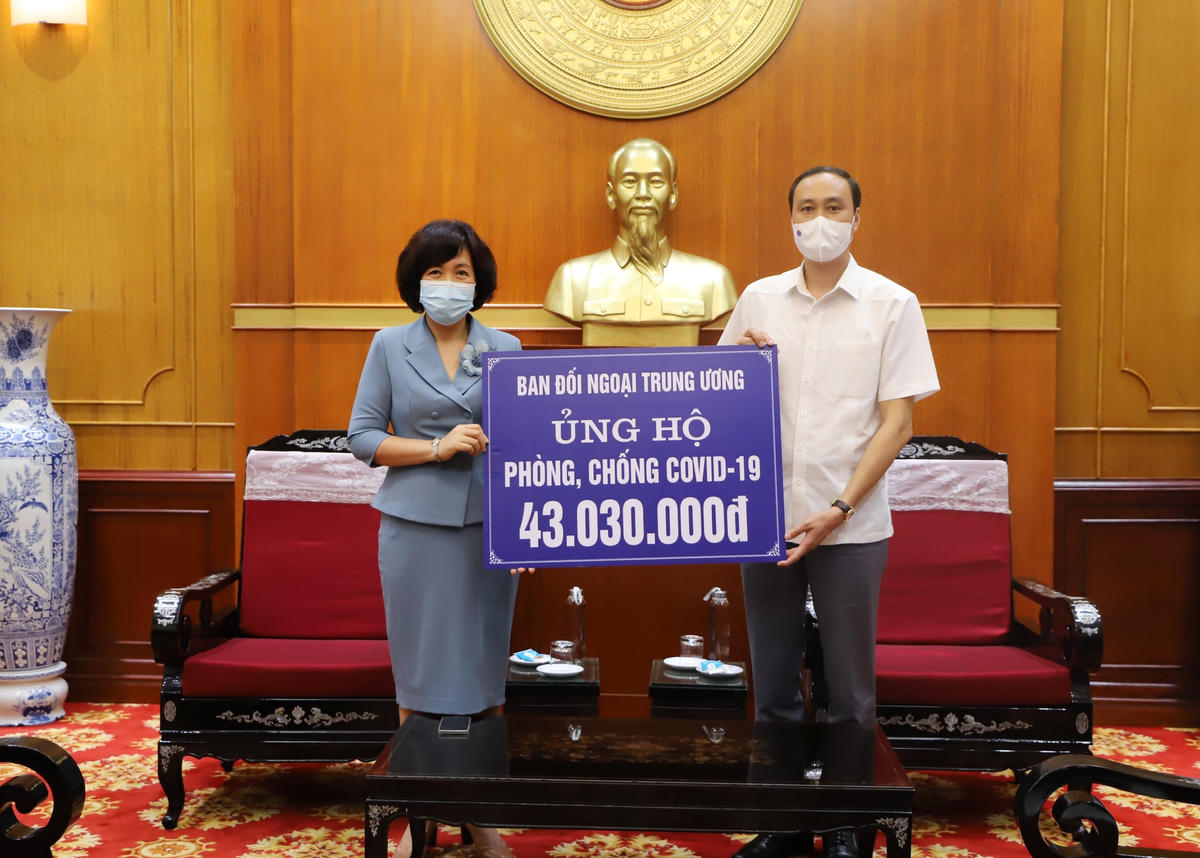 Phó Chủ tịch Phùng Khánh Tài tiếp nhận ủng hộ từ Ban Đối ngoại Trung ương.