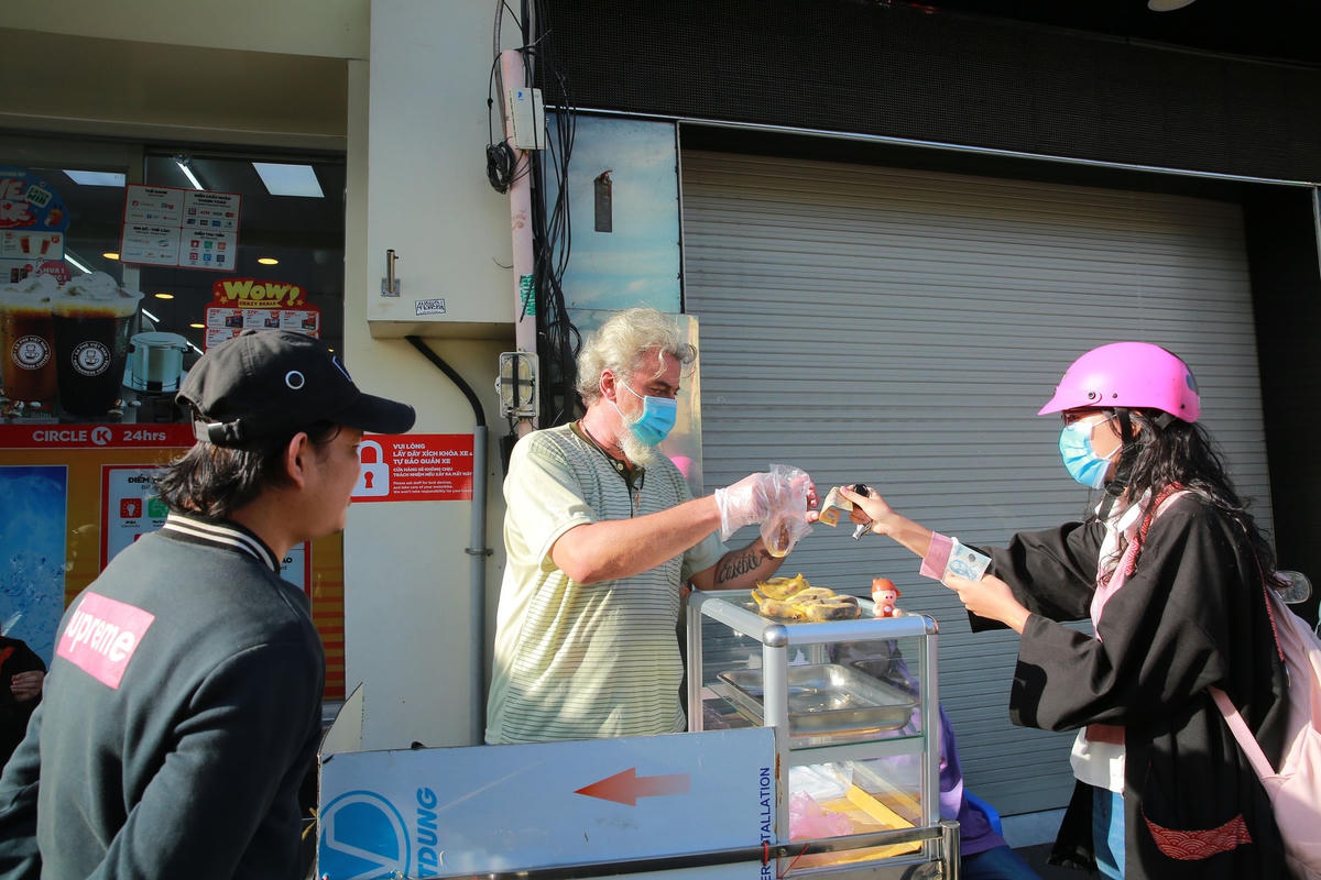 Ông Fabrice bán chuối chiên.