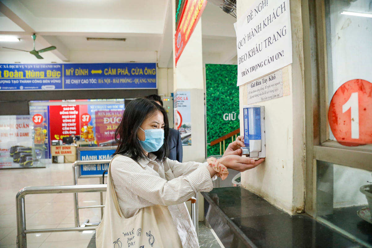 Người dân tự giác dùng nước sát khuẩn.