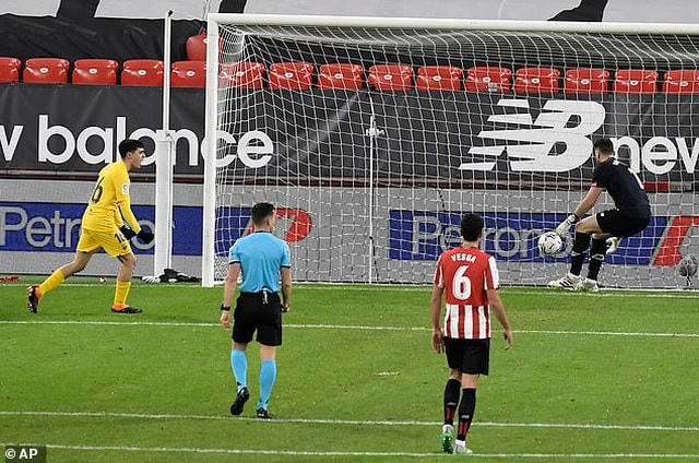 Pedri gỡ hòa 1-1 cho Barcelona ở phút 14.