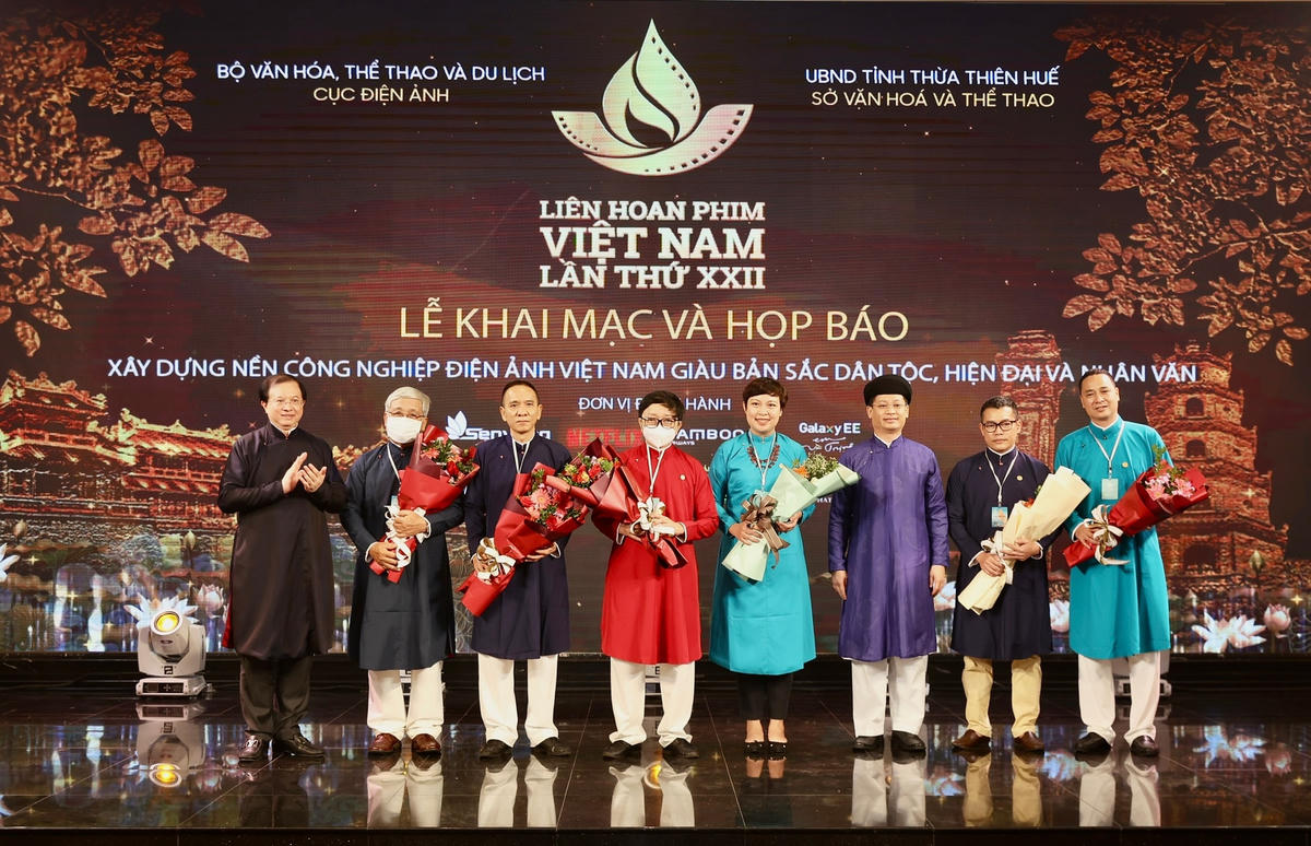 Thứ trưởng Tạ Quang Đông tặng hoa cho Ban giám khảo LHP Việt Nam lần thứ XXII.