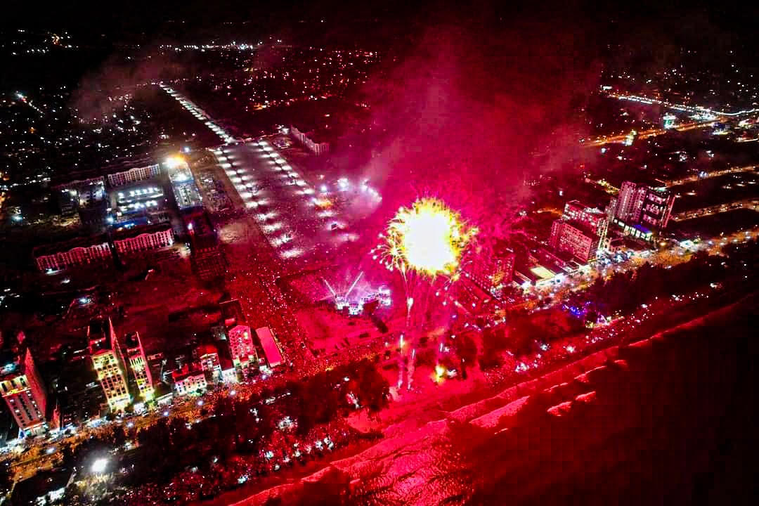 Sóng biển Sầm Sơn vỗ dạt dào phía sau khu vực bắn pháo hoa.