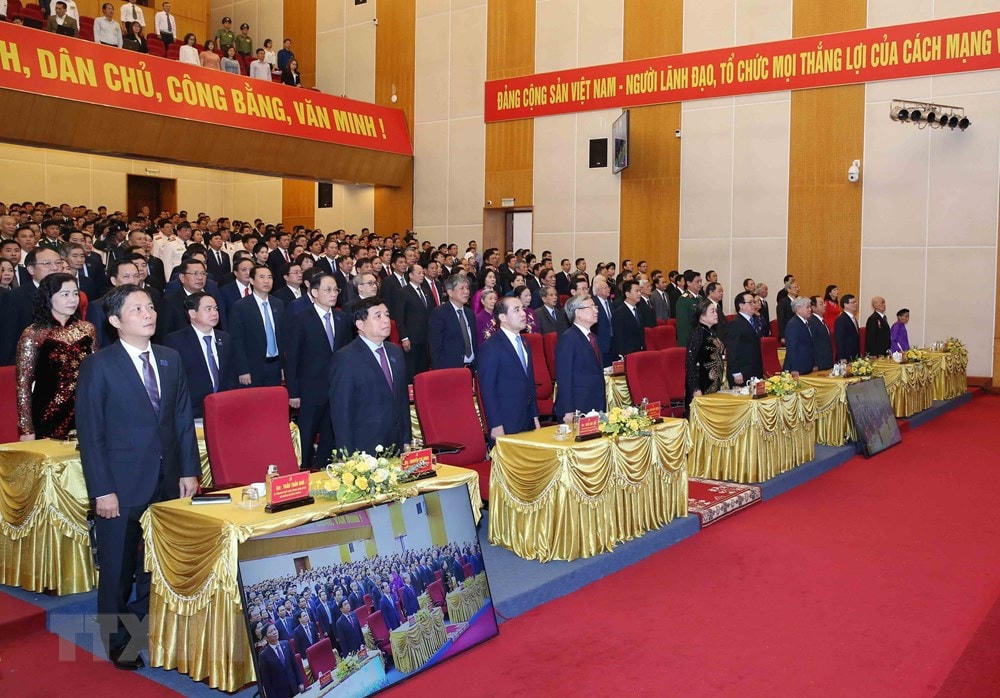 Đại biểu dự Đại hội thực hiện nghi thức chào cờ. (Ảnh: Phương Hoa/TTXVN).