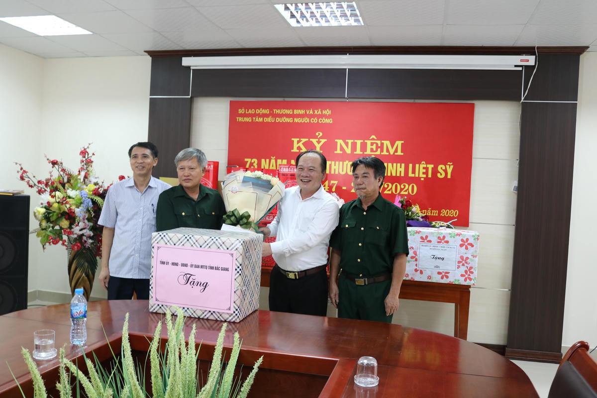 Ông Trần Công Thắng, Chủ tịch Ủy ban MTTQ Việt Nam tỉnh Bắc Giang tặng quà Trung tâm Điều dưỡng người có công tỉnh.