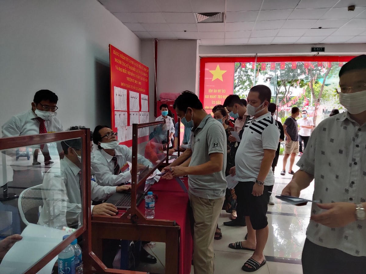 Ông Lương Quang Sử ngồi thống kê cử tri đến bầu cử.