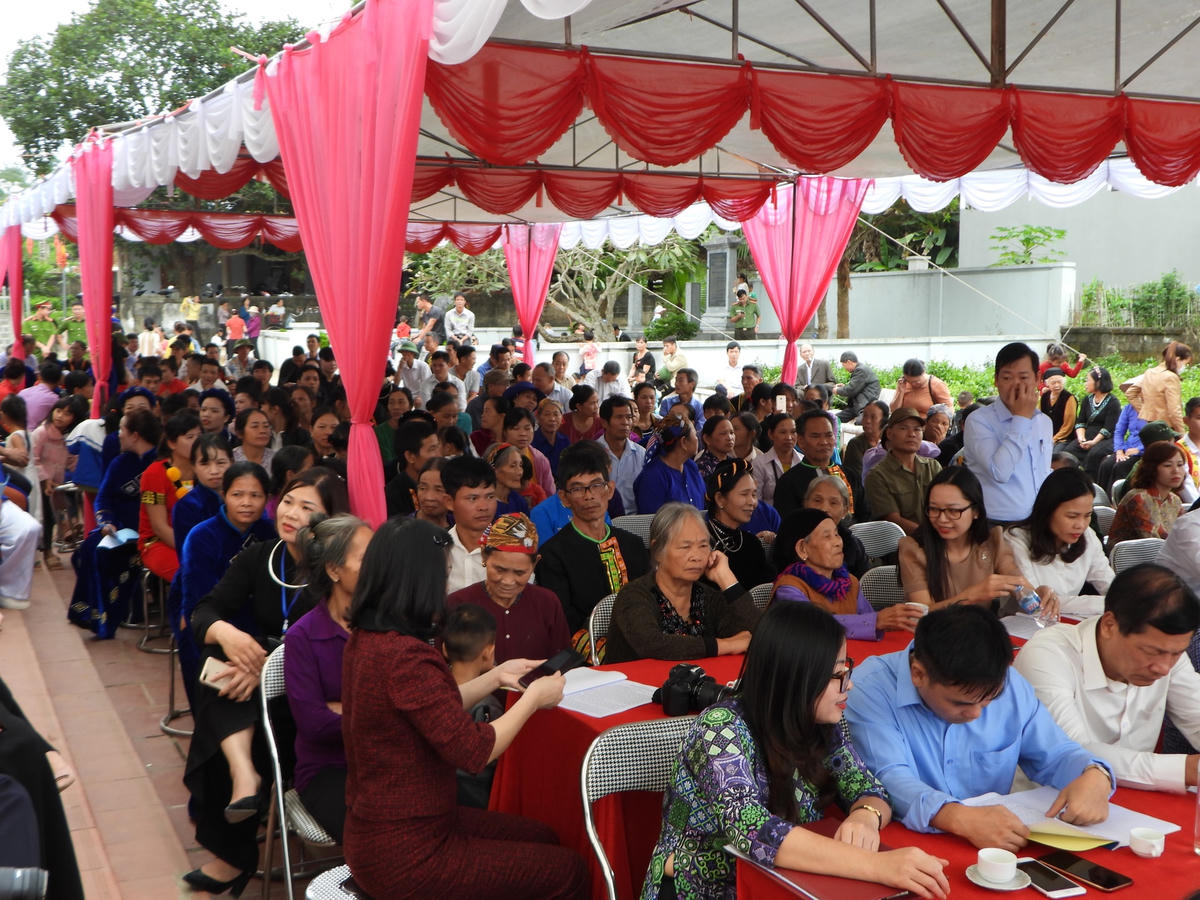Đông đảo bà con xóm Đồng Lá 2 vui mừng đến dự Ngày hội Đại đoàn kết toàn dân tộc.