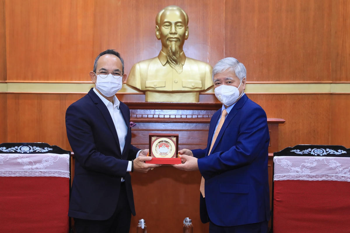 Chủ tịch UBTƯ MTTQ Việt Nam Đỗ Văn Chiến tặng quà lưu niệm Đại sứ Nikorndej Balankura.