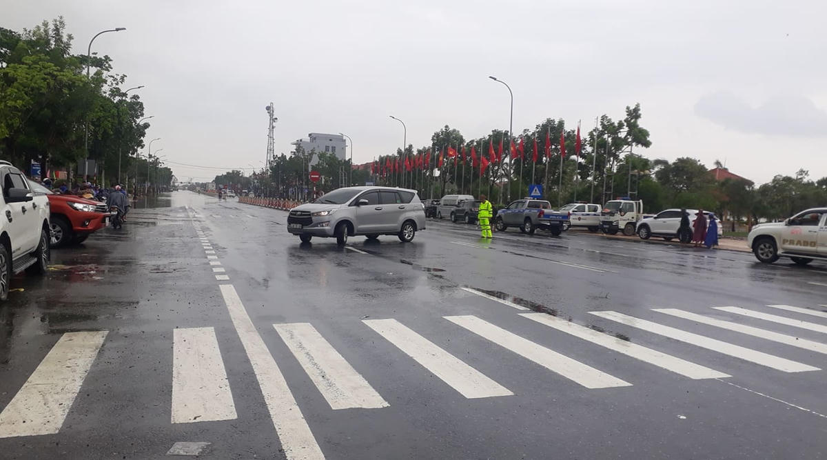 Ông Hà Văn Tuấn, Chủ tịch UBND thị xã Hương Trà (Thừa Thiên - Huế), cho biết, đây là đợt lũ lịch sử ở sông Bồ với đỉnh lũ đạt 5,25 m - vượt đỉnh năm 1999 là 5,18 m. "Tuyến quốc lộ qua địa phận thị xã bị ngập sâu, tắc nghẽn từ 21h hôm qua. Lực lượng chức năng đang tích cực phân luồng, hướng dẫn xe qua lại đảm bảo an toàn", ông Tuấn nói.