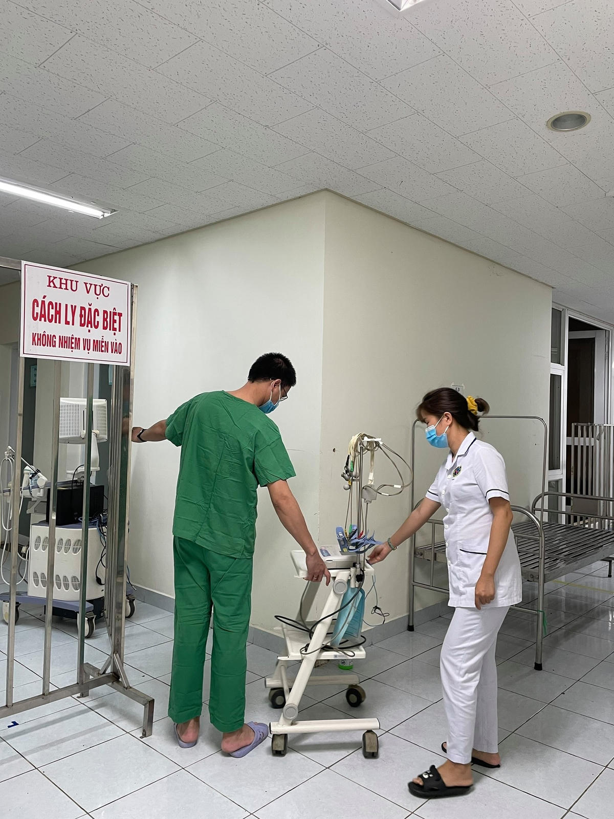Các y, bác sĩ BVĐK TƯ Quảng Nam đưa máy móc vào cấp cứu bệnh nhân. (Ảnh CTV)