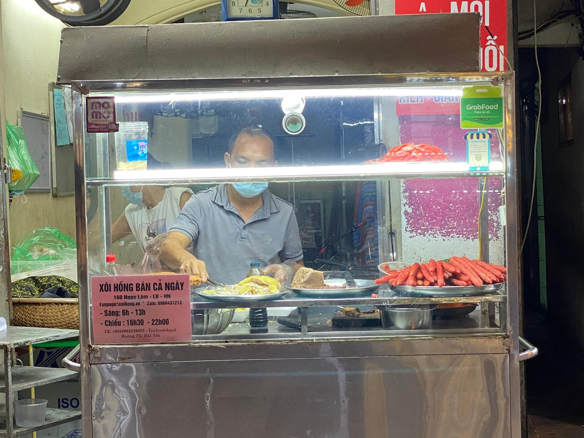 Vừa làm bánh mì cho khách, anh Hồng, chủ quán xôi Hồng trên phố Ngọc Lâm, vui mừng chia sẻ: “Được mở quán bán hàng sau nhiều ngày dài phải đóng cửa, tôi rất phấn khởi khi được bán hàng trở lại, đối với tôi như một giấc mơ. Nhiều ngày nay, tiền thuê mặt bằng, tiền ăn hằng ngày của gia đình cũng rất khó khăn, tuy chưa bán được nhiều như trước giãn cách nhưng tôi vẫn thấy rất vui”.