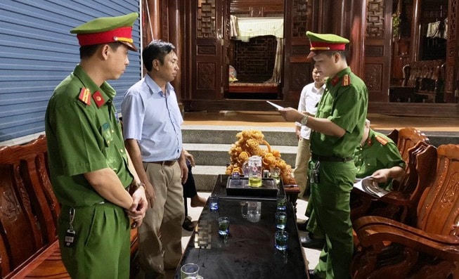 Khám xét nơi ở và bắt khẩn cấp Giám đốc Công ty Văn Sơn.