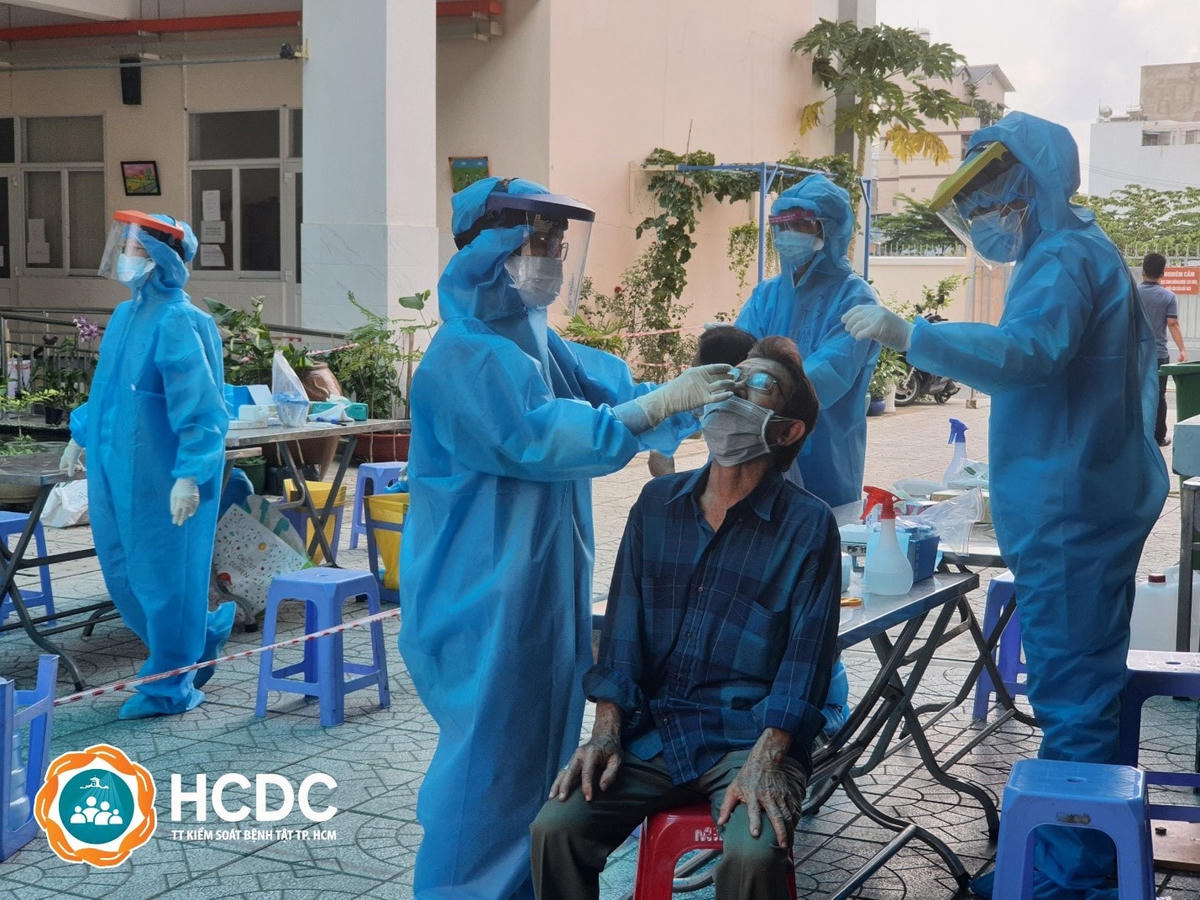 Tầm soát cho người dân ở trên địa bàn có ca nhiễm.