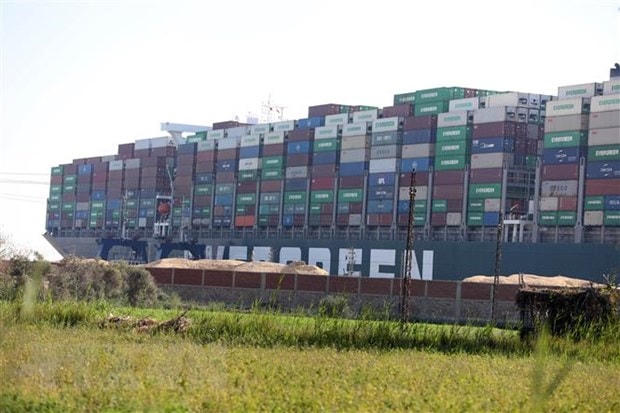 Siêu tàu container Ever Given bị mắc cạn tại kênh đào Suez, Ai Cập, ngày 27/3/2021. Nguồn: THX/TTXVN.