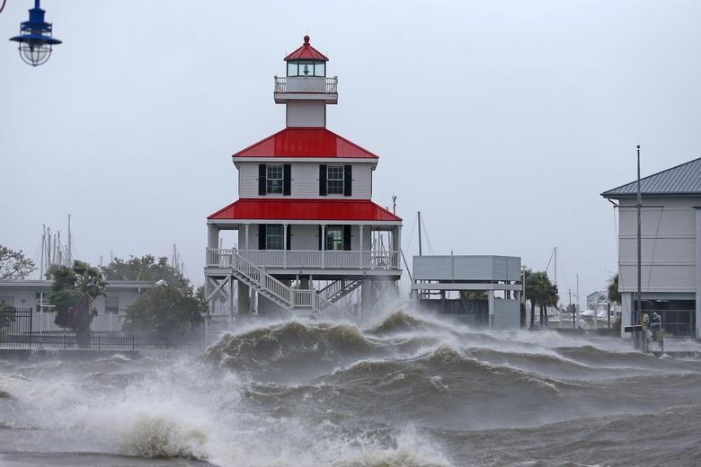 Sóng ập vào Ngọn hải đăng New Canal trên Hồ Pontchartrain khi siêu bão cấp 4 Ida tiến vào thành phố New Orleans, bang Louisiana.