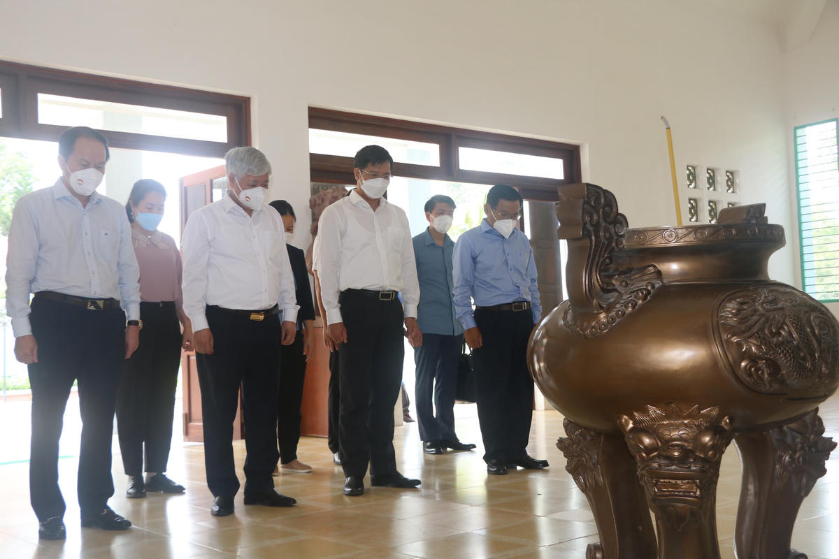 Đoàn đã dành phút mặc niệm kính cẩn nghiêng mình và bày tỏ lòng thành kính biết ơn đối với các Anh hùng liệt sĩ đã anh dũng hy sinh trong các cuộc kháng chiến cứu nước.