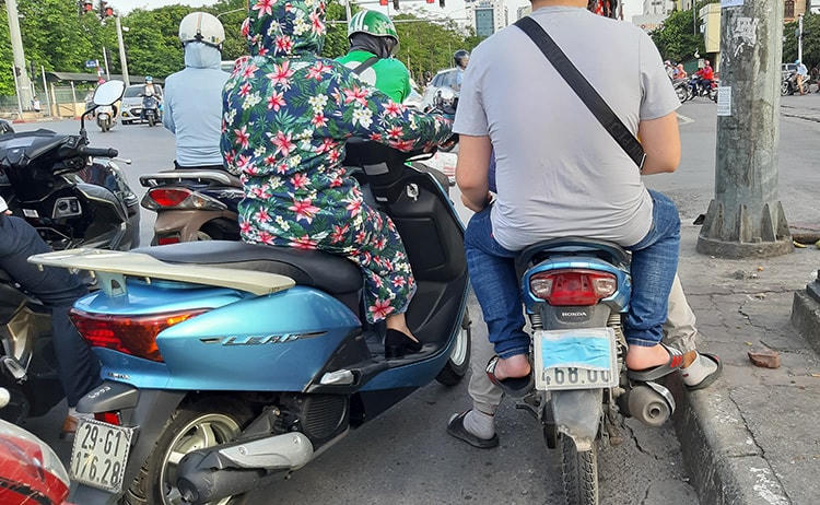 Ngoài lái xe taxi, nhiều xe ôm cũng dùng chiêu trò sử dụng khẩu trang, băng dính che biển số.