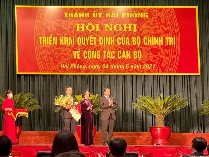 Bà Trương Thị Mai, Ủy viên Bộ Chính trị, Trưởng Ban Tổ chức TƯ tặng hoa tân Bí thư Thành ủy Hải Phòng.