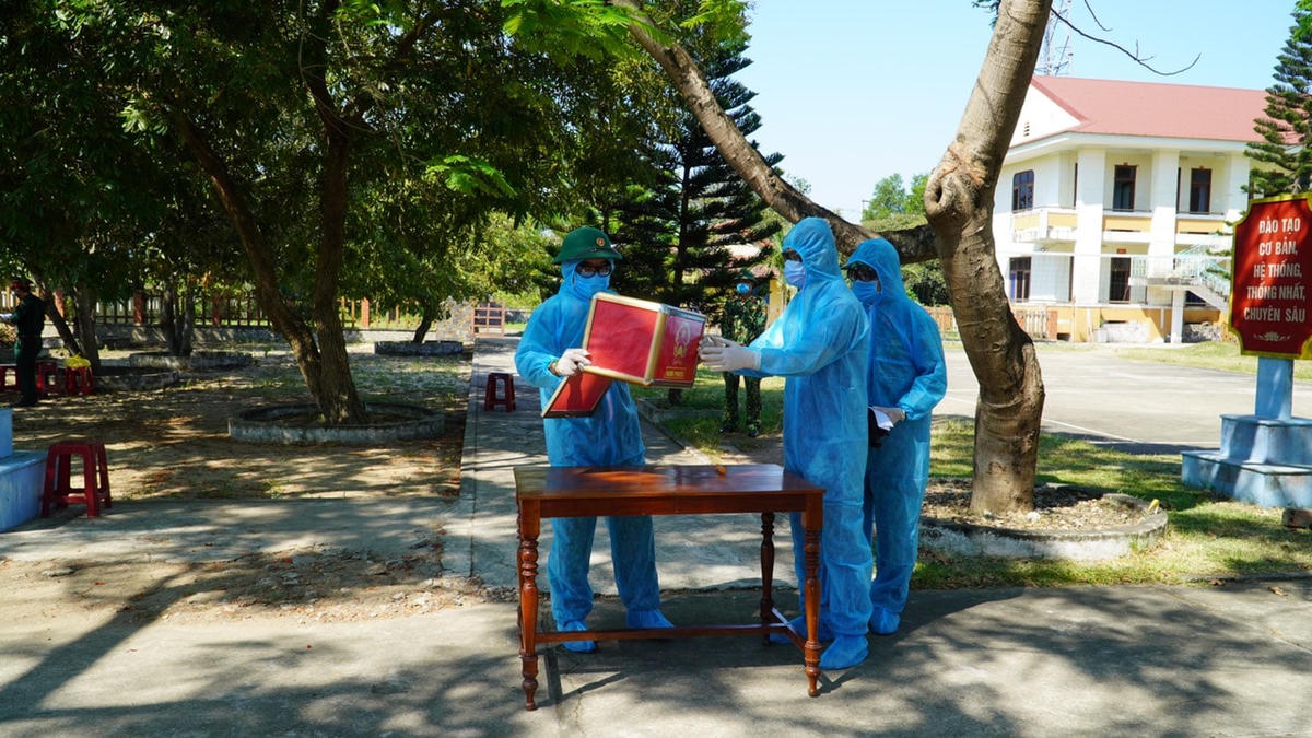 Kiểm tra thùng phiếu trước khi cử tri bỏ phiếu.