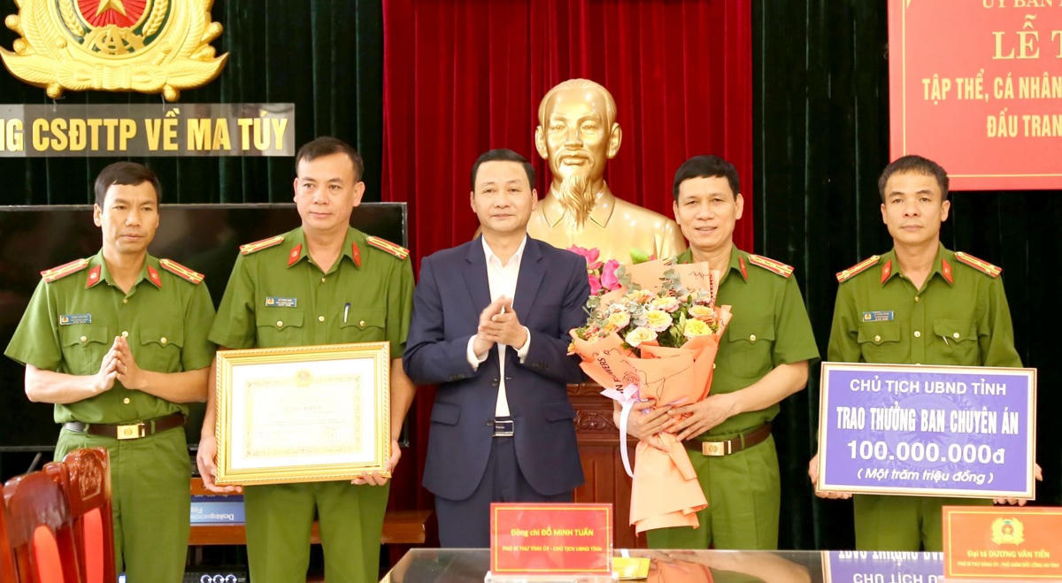 Ông Đỗ Minh Tuấn, Chủ tịch UBND tỉnh Thanh Hoá thưởng nóng 100 triệu đồng cho Ban chuyên án.