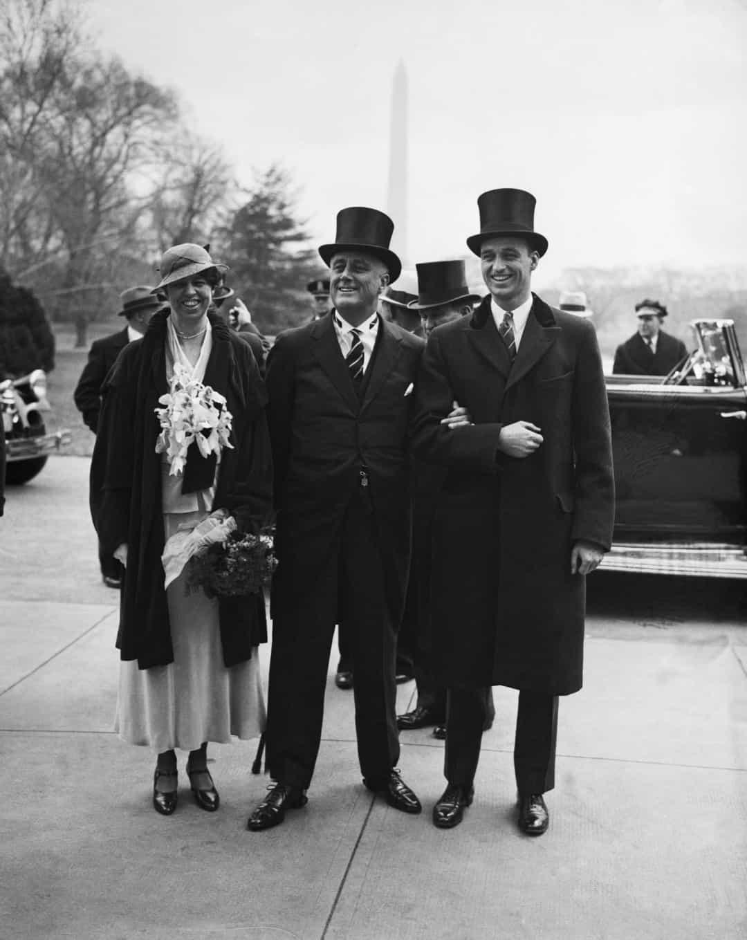 Eleanor Roosevelt vẫn là Đệ nhất phu nhân tại vị lâu nhất của nước Mỹ. Trong buổi lễ nhậm chức đầu tiên của chồng mình, Franklin D. Roosevelt, vào năm 1933, mặc một bộ quần áo do Sally Milgrim thiết kế.  