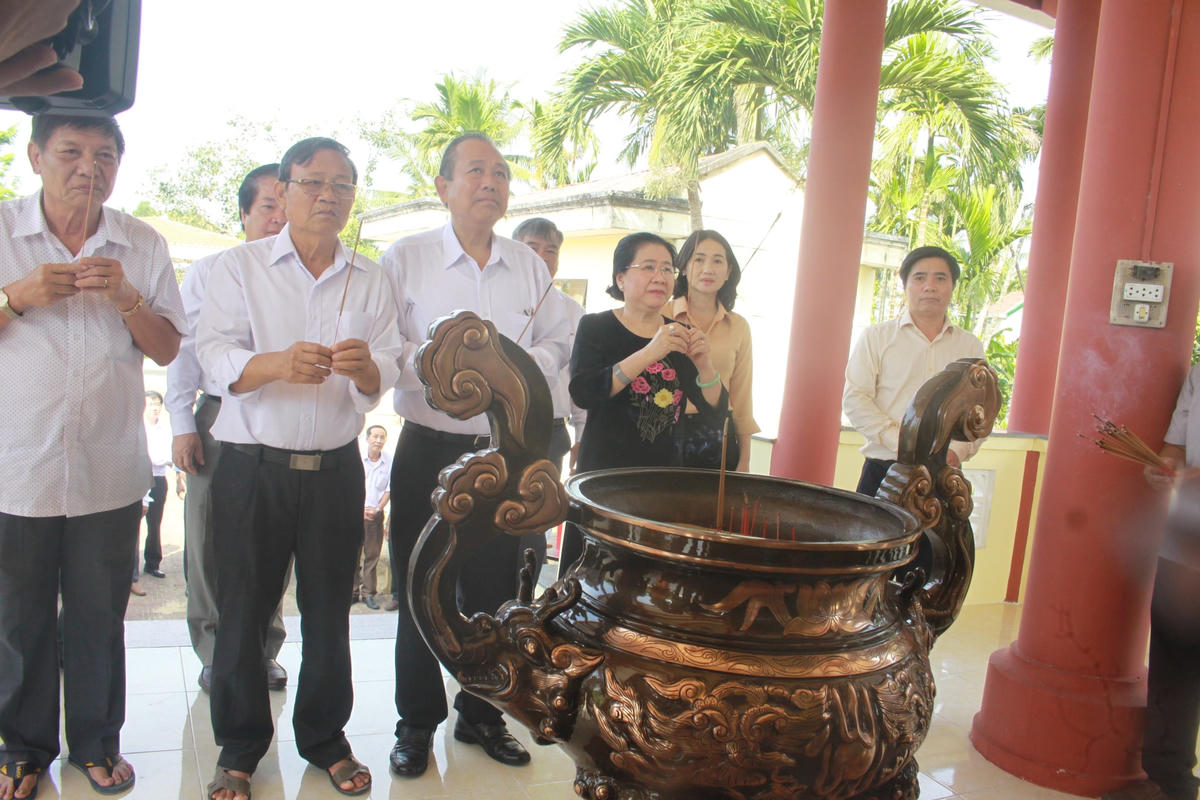 Phó Thủ tướng Trương Hòa Bình dâng hương tại Di tích lịch sử Địa đạo Hiệp Phổ Nam.