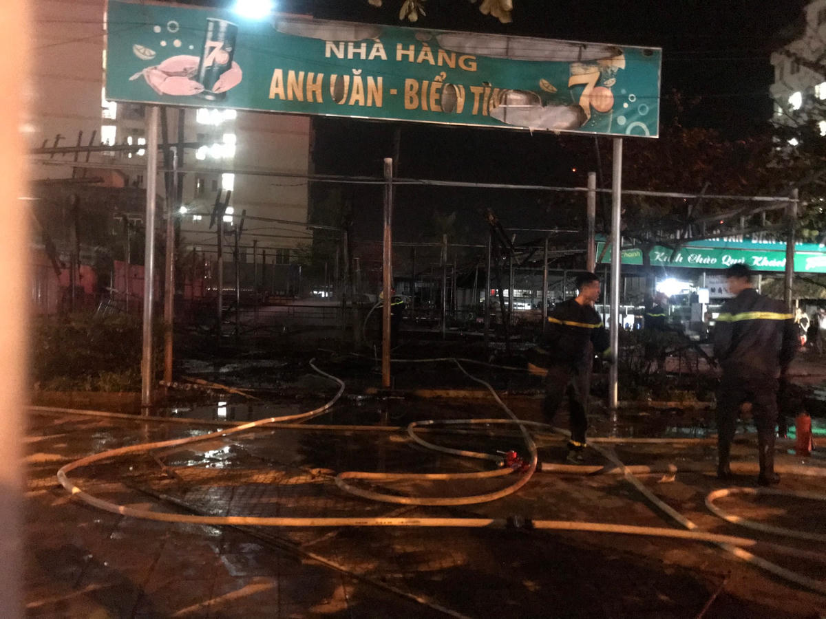 Đám cháy lan nhanh nên một gian nhà đã bị thiêu rụi.
