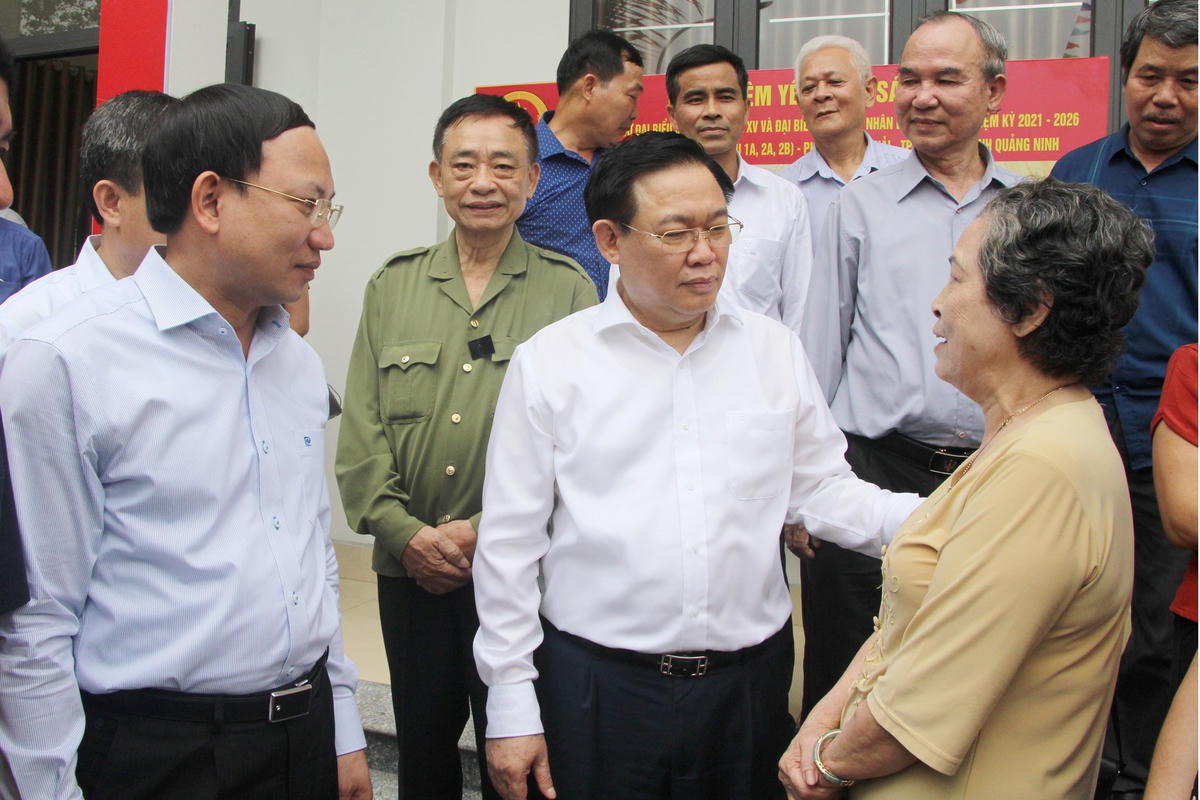 Chủ tịch Quốc hội Vương Đình Huệ tiếp xúc với cử tri tại khu vực bỏ phiếu số 1, phường Hồng Hải, TP Hạ Long, Quảng Ninh.