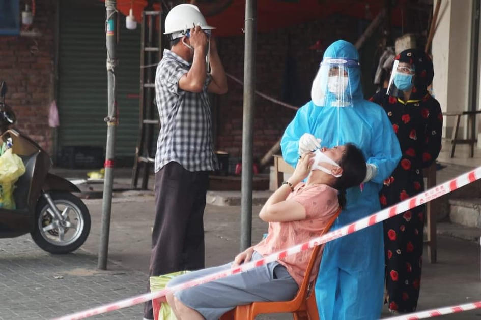 Ngành Y tế Nghệ An xét nghiệm truy vết tại các ổ dịch trên địa bàn.