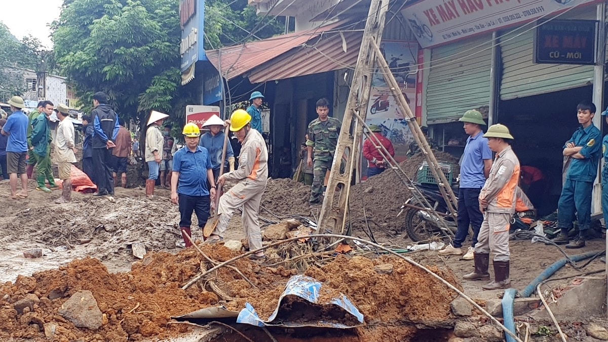 Khắc phục đường điện sau lũ quét ở Minh Lương.