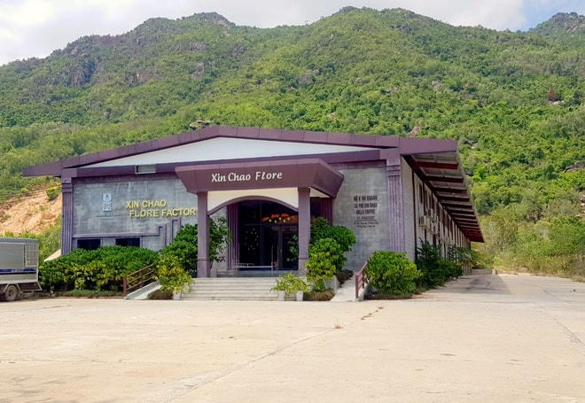 Công trình cửa hàng cà phê Xin Chào được xây dựng trái phép trên diện tích hàng trăm m2. Ảnh: Zing.vn.