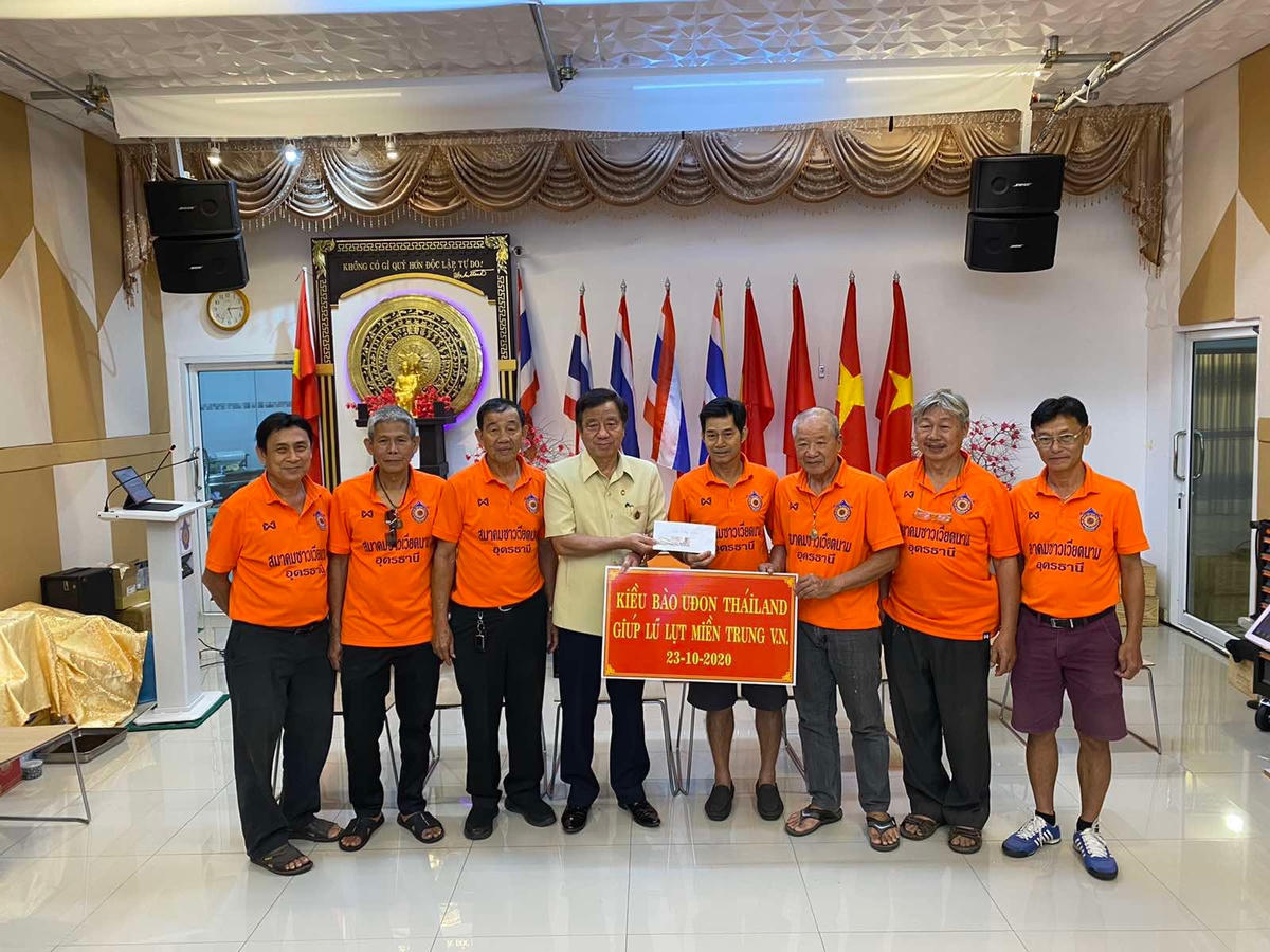 Bà con Việt kiều tại tỉnh Udon Thani quyên góp ủng hộ đồng bào miền Trung.