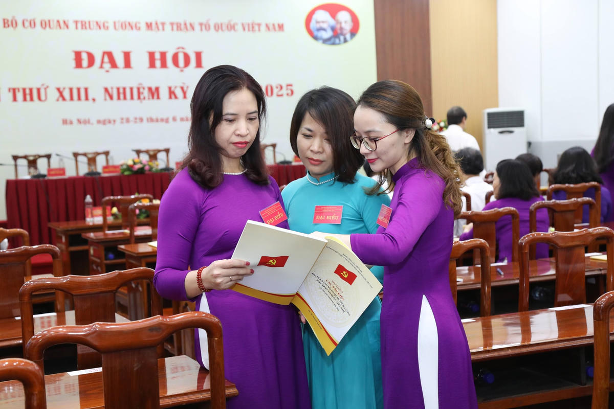 Đại biểu nghiên cứu các báo cáo của Đại hội. 