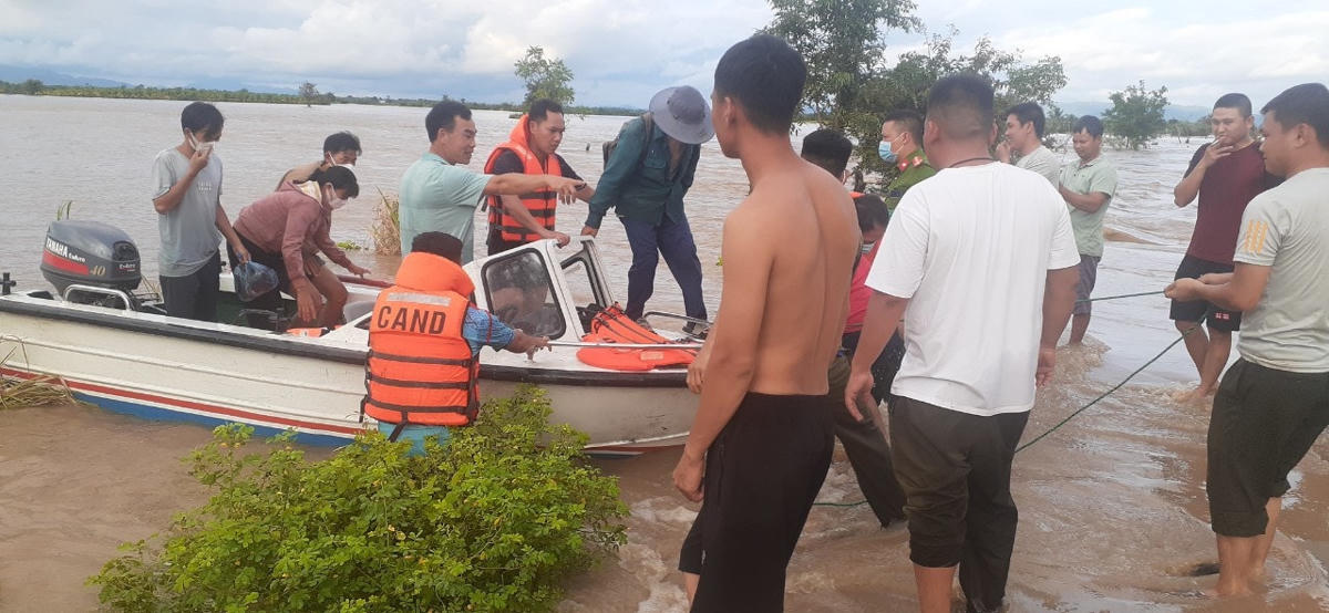 Công an huy động người và phương tiện ứng cứu người dân vùng lũ.