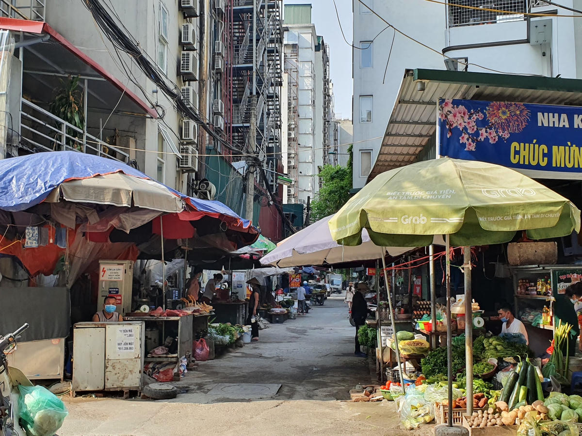 Một chợ cóc vẫn hoạt động trên phố Trần Thái Tông, cung cấp nhu yếu phẩm cho người dân.