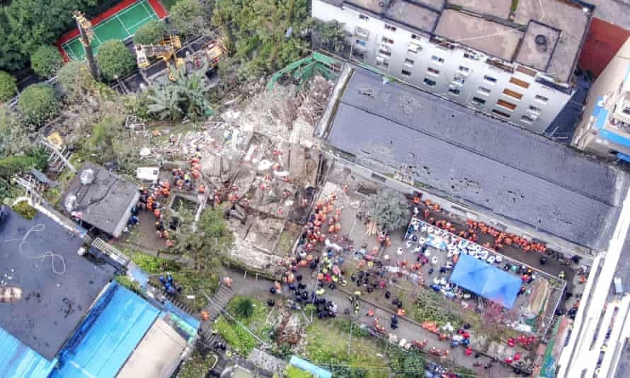 588 nhân lực đã được điều đến để hỗ trợ cho công tác giải cứu nạn nhân. Ảnh The Guardian.
