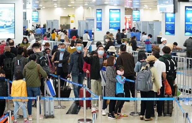 Hành khách làm thủ tục chuyến bay tại sân bay Nội Bài. (Ảnh: TTXVN).