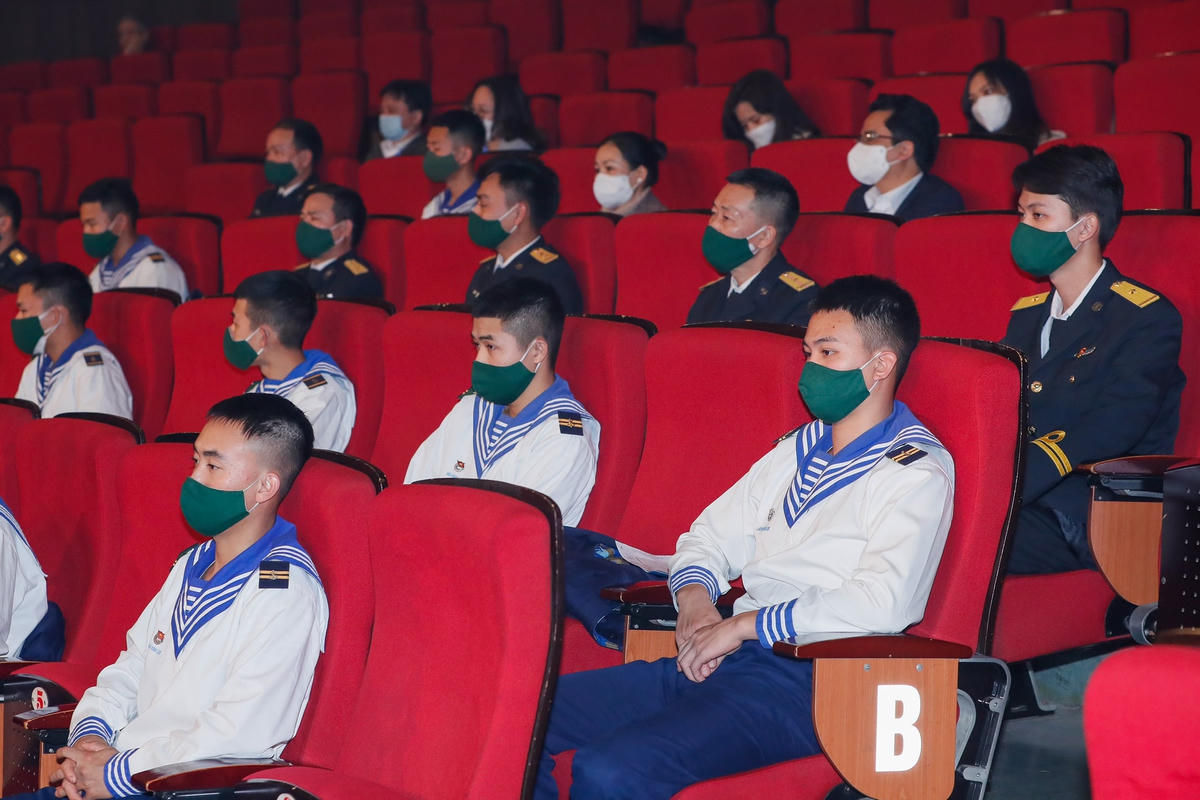 Các chiến sĩ Hải quân tham dự chương trình nghệ thuật.