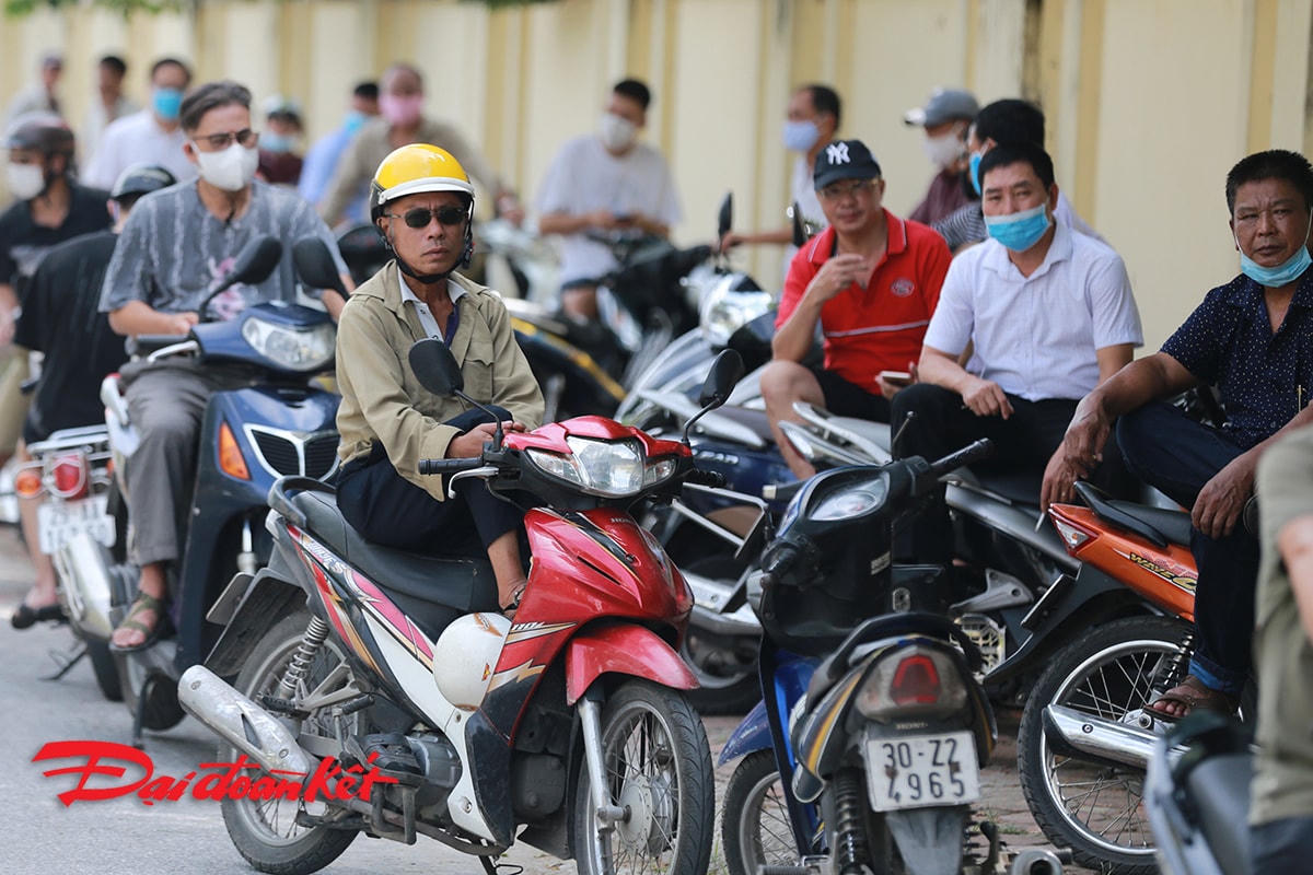 Phụ huynh học sinh chờ đón con không đeo khẩu trang phòng chống dịch.
