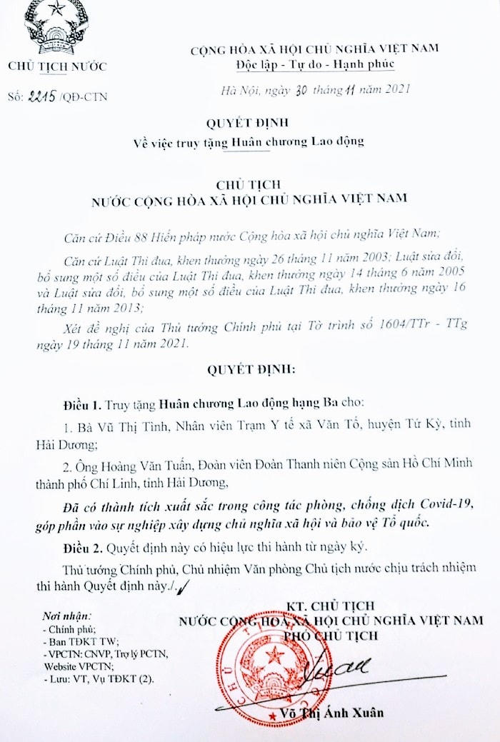 Quyết định truy tặng Huân chương Lao động hạng Ba cho bà Vũ Thị Tình và ông Hoàng Văn Tuấn.