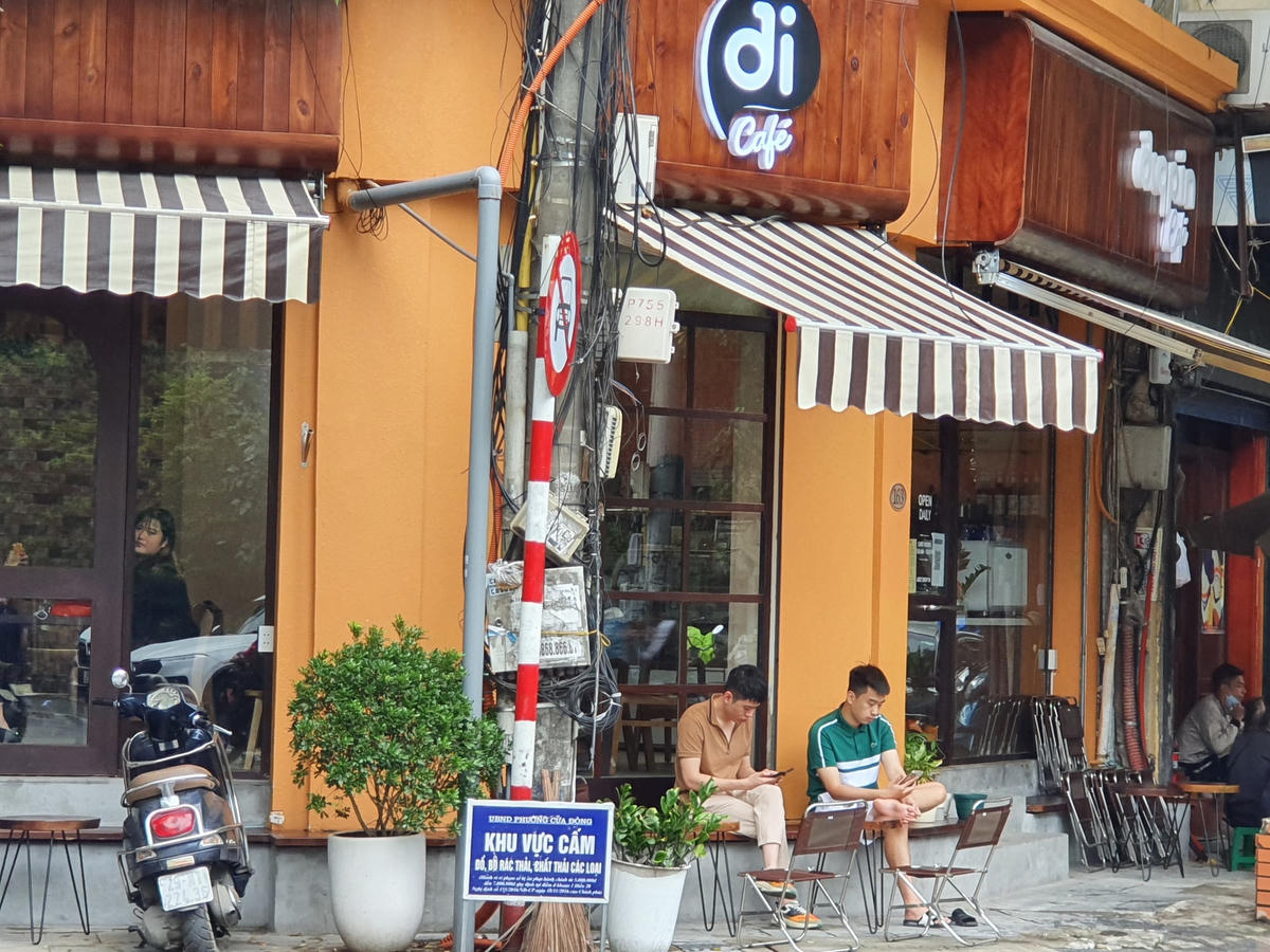 [ẢNH] Dân Hà Nội đổ ra ngồi cà phê, chủ quán 'đuổi' khách quầy quậy