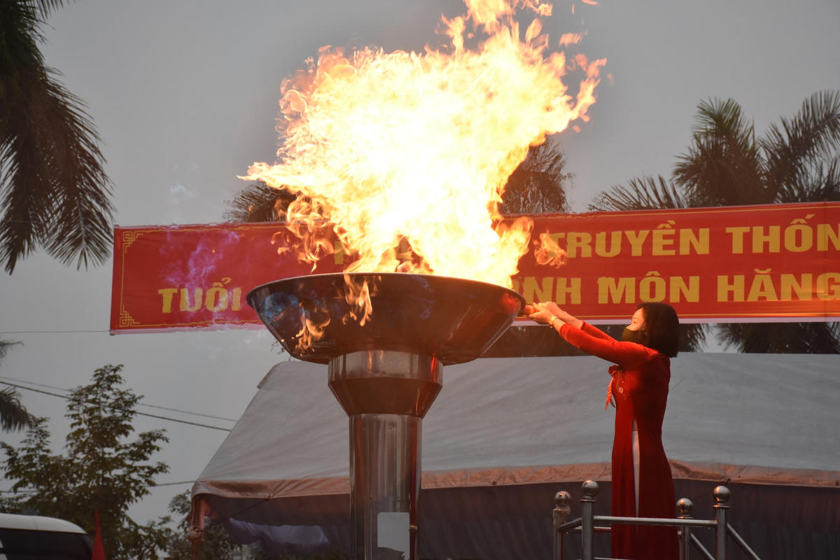 Lãnh đạo TX Kinh Môn đốt đuốc tại lễ giao nhận quân năm 2022.